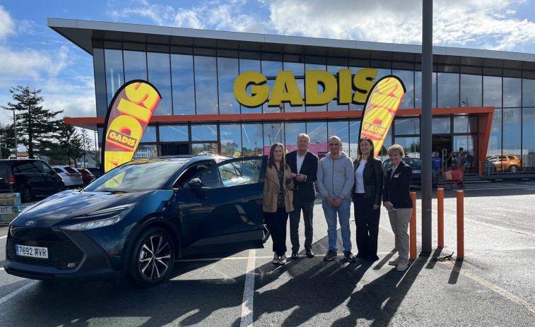 Una clienta de Betanzos gana el coche híbrido de Gadis