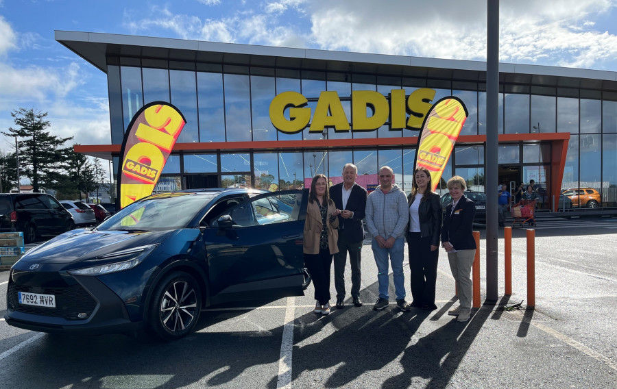 Una clienta de Betanzos gana el coche híbrido de Gadis