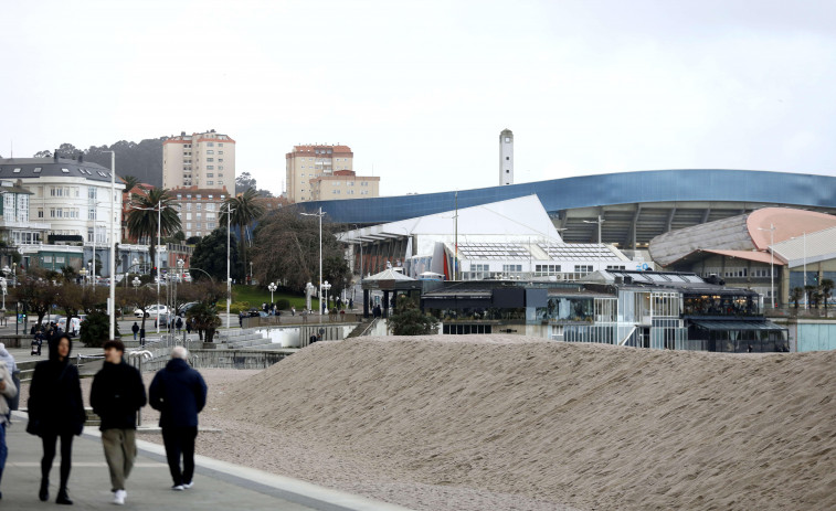 A Coruña ya empieza a levantar la nueva duna de Riazor para proteger el Paseo Marítimo de los temporales