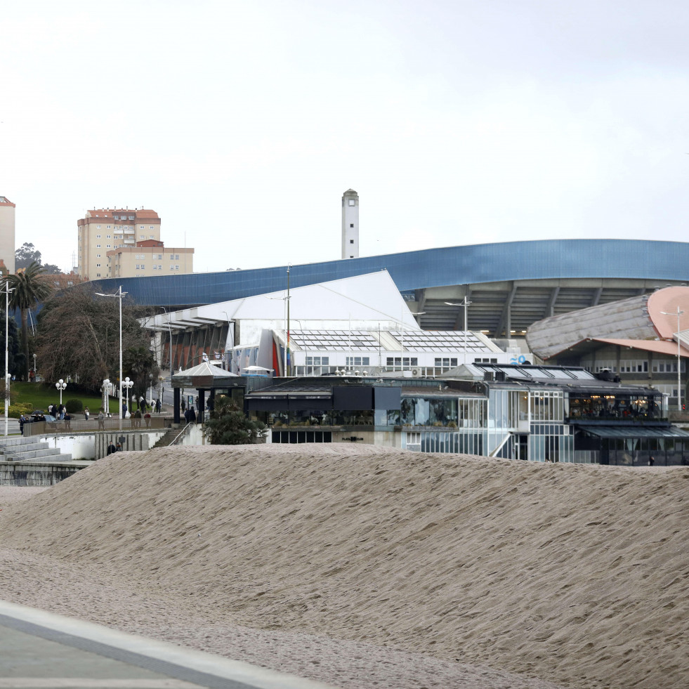 A Coruña ya empieza a levantar la nueva duna de Riazor para proteger el Paseo Marítimo de los temporales