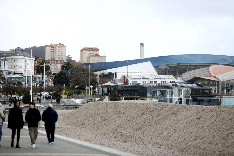 A Coruña ya empieza a levantar la nueva duna de Riazor para proteger el Paseo Marítimo de los temporales