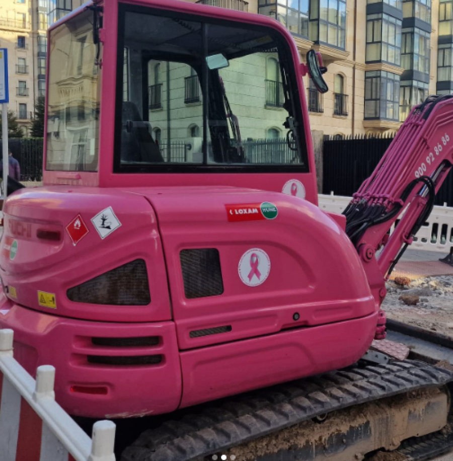 La excavadora que lucha contra el cáncer en A Coruña