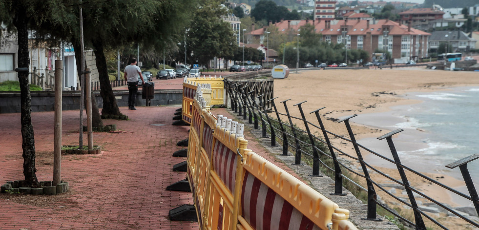 El deterioro de la barandilla del paseo marítimo de Mera obliga a cerrar el parque de Santa Ana