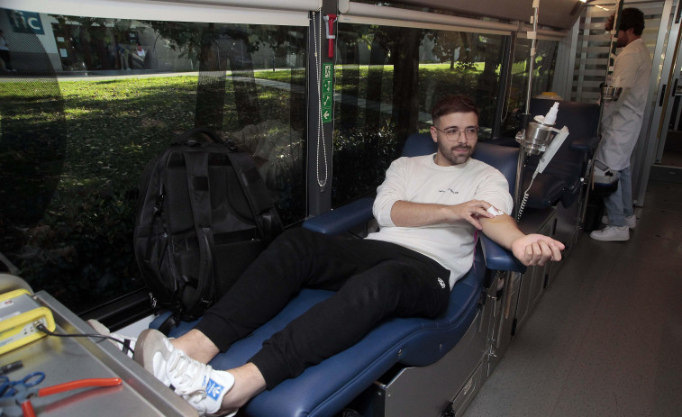 Los universitarios coruñeses no pierden el bus de la solidaridad con el reto de superar las 900 donaciones