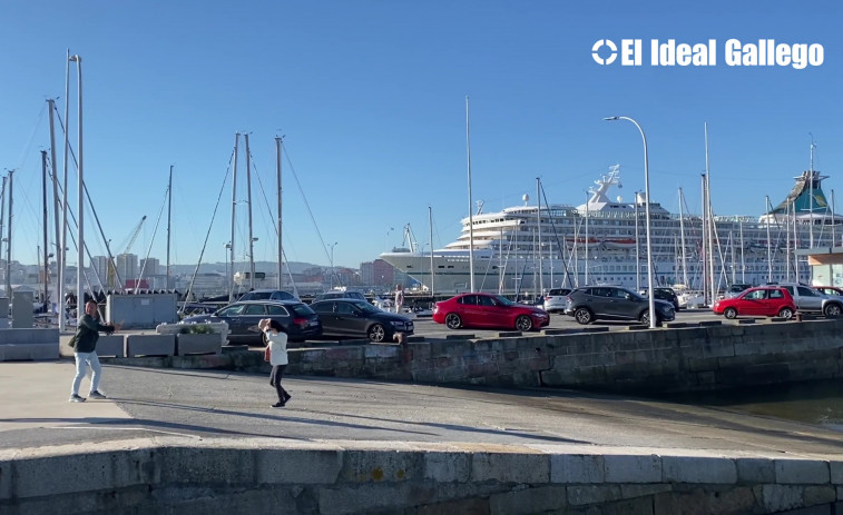 A Coruña recibe al Artania, el tercer crucero en tres días