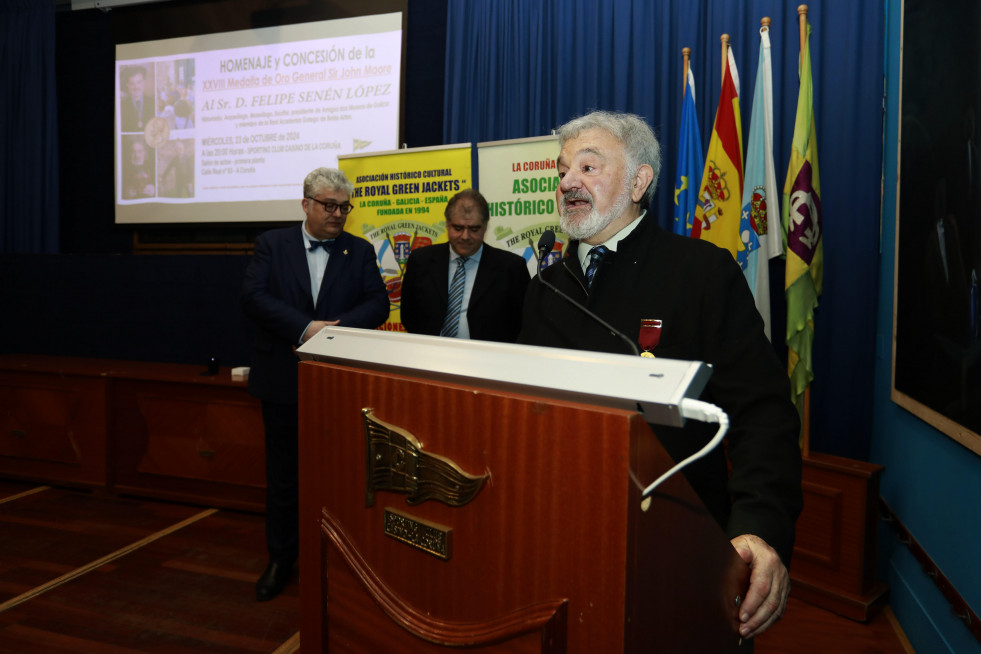 1. Felipe Senén se dirige al público tras haber recibido la medalla Sir John Moore