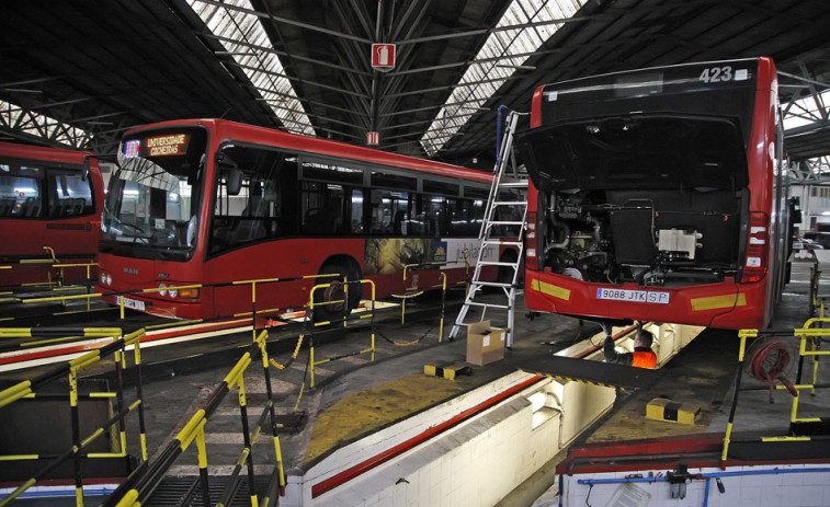 La alta demanda y la falta de nuevos buses en A Coruña ponen al límite el servicio municipal