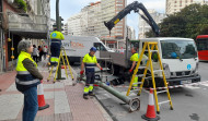 Sustituyen semáforos dañados en A Coruña por la corrosión que genera la orina de los perros