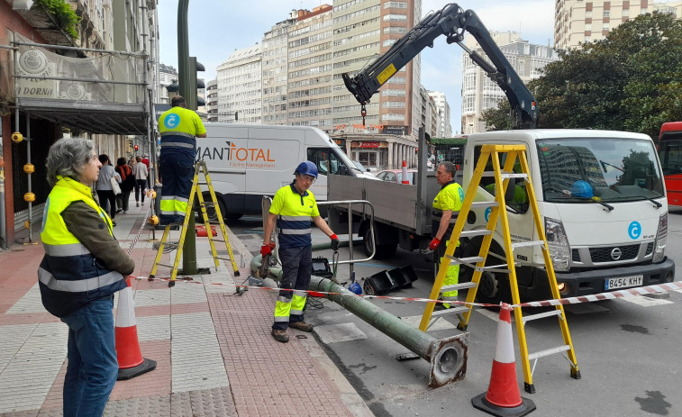 Sustituyen semáforos dañados en A Coruña por la corrosión que genera la orina de los perros