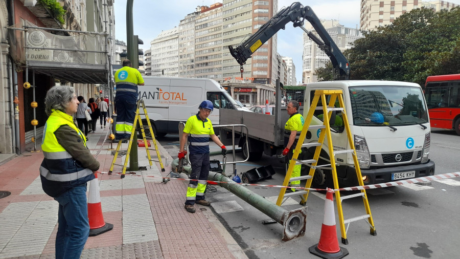 Sustituyen semáforos dañados en A Coruña por la corrosión que genera la orina de los perros