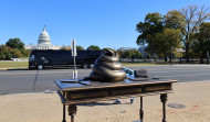 Aparece un monumento de un excremento frente al Capitolio para recordar el asalto de 2021