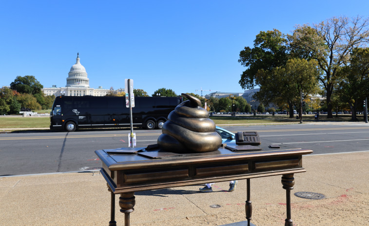 Aparece un monumento de un excremento frente al Capitolio para recordar el asalto de 2021