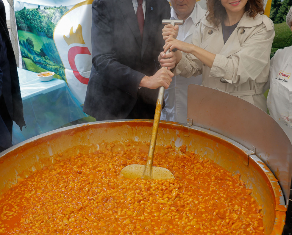 O PORRIÑO (GALICIA) 25/10/2024.- El presidente de Galicia, Alfonso Rueda (i) y la presidenta de la Comunidad de Madrid, Isabel Díaz Ayuso (d) remueven una olla de callos, plato típico de O Porriño