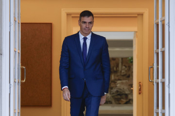 MADRID, 25/10/2024.- El presidente del Gobierno, Pedro Sánchez, antes de recibir a la presidenta de Extremadura, María Guardiola, dentro de su ronda de conversaciones con los presidentes autonómico