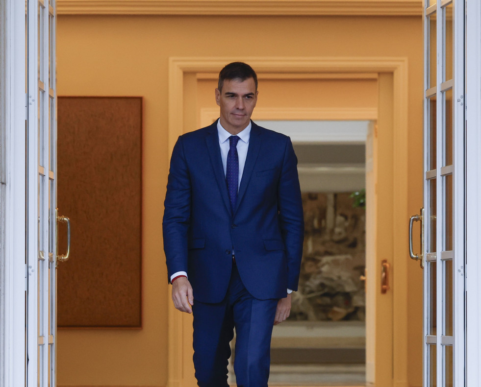 MADRID, 25/10/2024.- El presidente del Gobierno, Pedro Sánchez, antes de recibir a la presidenta de Extremadura, María Guardiola, dentro de su ronda de conversaciones con los presidentes autonómico