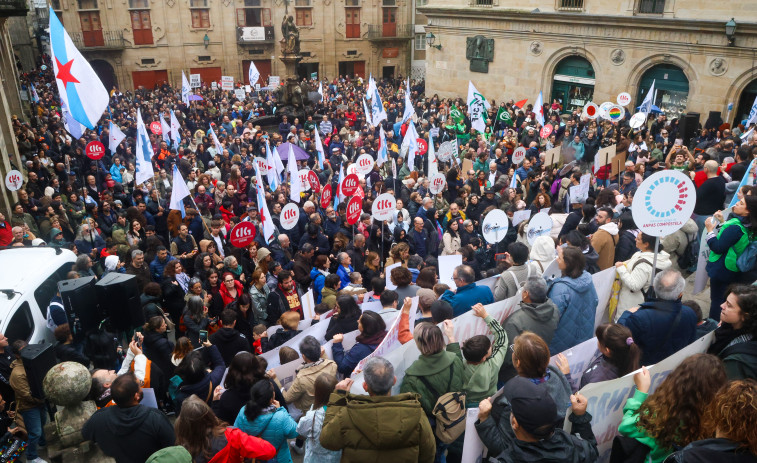 Miles de personas claman en Santiago contra los recortes en educación