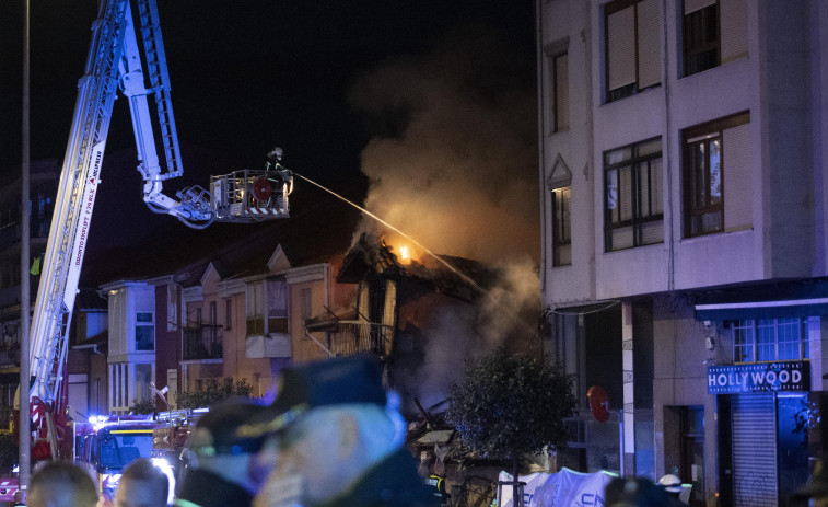 El derrumbe de un edificio en Santander por una explosión de gas deja tres muertos  y diez heridos