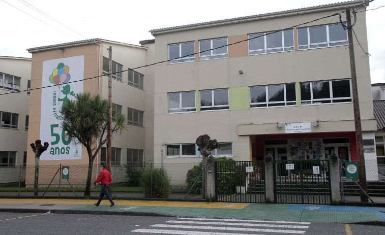 Los niños del Vales Villamarín de Betanzos estallan: “Queremos un solo turno y que la comida no esté fría”