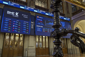 MADRID, 25/10/2024.- Vista de las pantallas de la Bolsa de Madrid este viernes. El selectivo de la Bolsa española, IBEX 35, se encuentra prácticamente plano en esta sesión y este mediodía sube un 