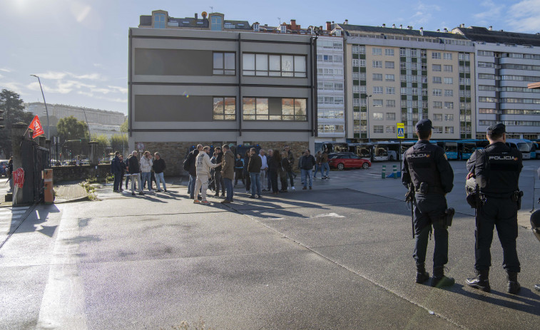 Piquetes e incertidumbre en A Coruña en la jornada de huelga de los autobuses