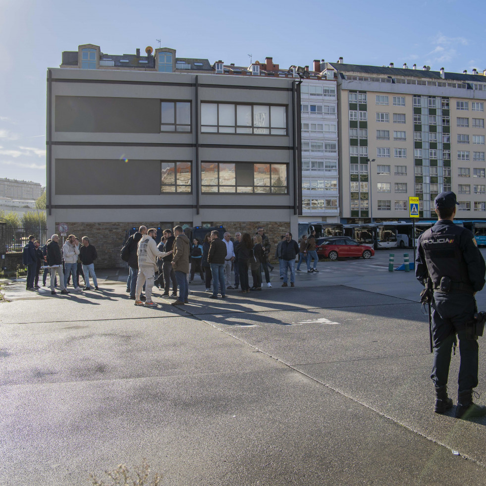 Piquetes e incertidumbre en A Coruña en la jornada de huelga de los autobuses