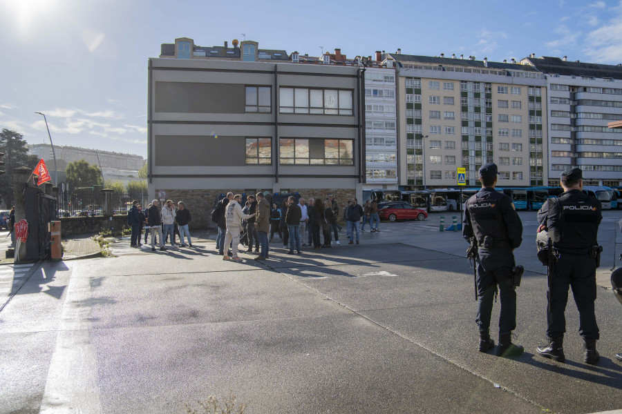 Piquetes e incertidumbre en A Coruña en la jornada de huelga de los autobuses