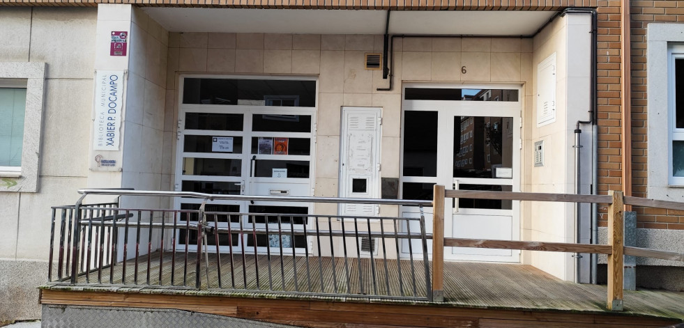 Familias de A Barcala saldrán a la calle para protestar por el cierre de la biblioteca por la tarde