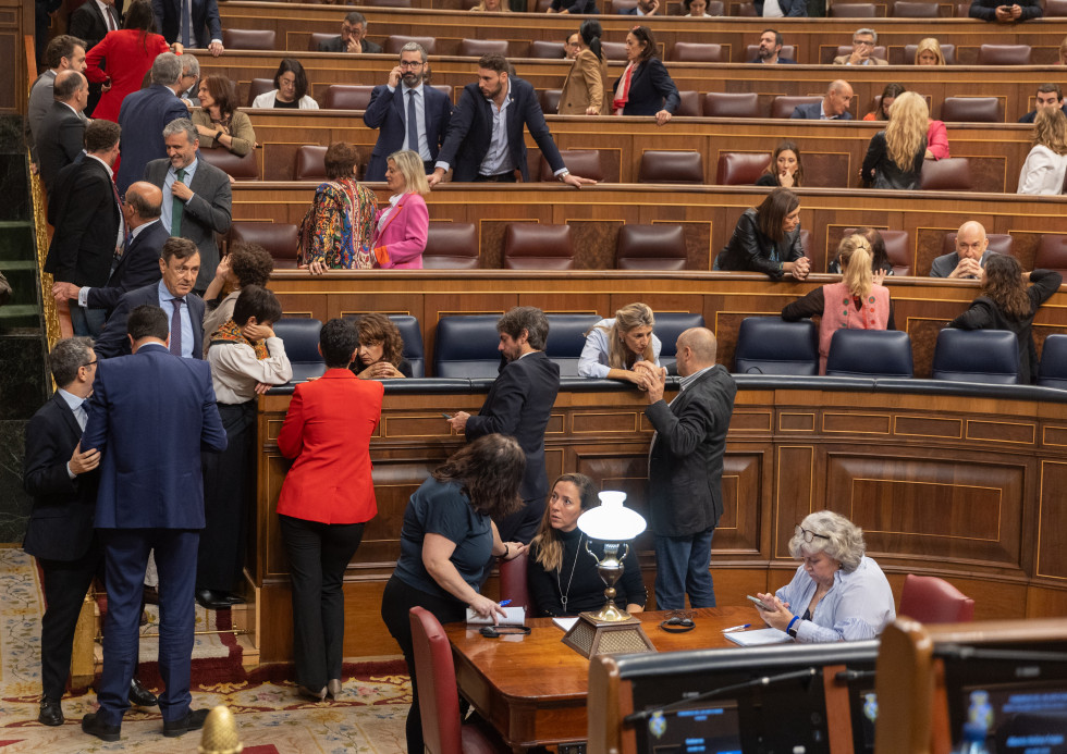 Diputados conversan durante una sesión plenaria, en el Congreso de los Diputados