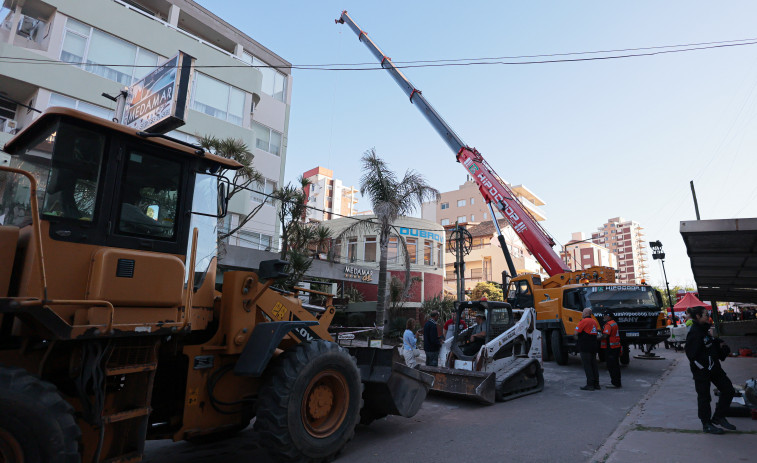 Continúan las tareas de rescate entre los escombros del edificio desplomado en Argentina