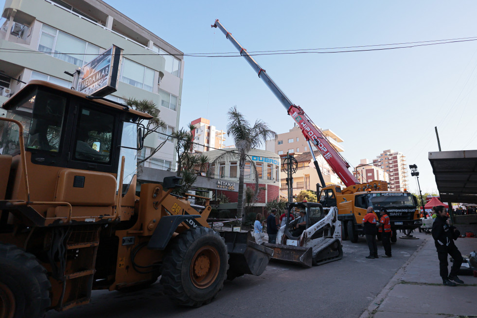 Integrantes de bomberos y grupos de rescate trabajan en la remoción de los escombros del edificio Aparthotel Dubrovnik