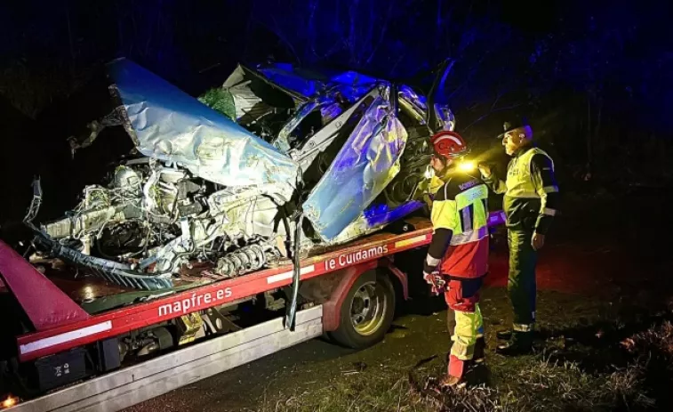 Muere un hombre tras salirse de la vía el coche que conducía en Maside