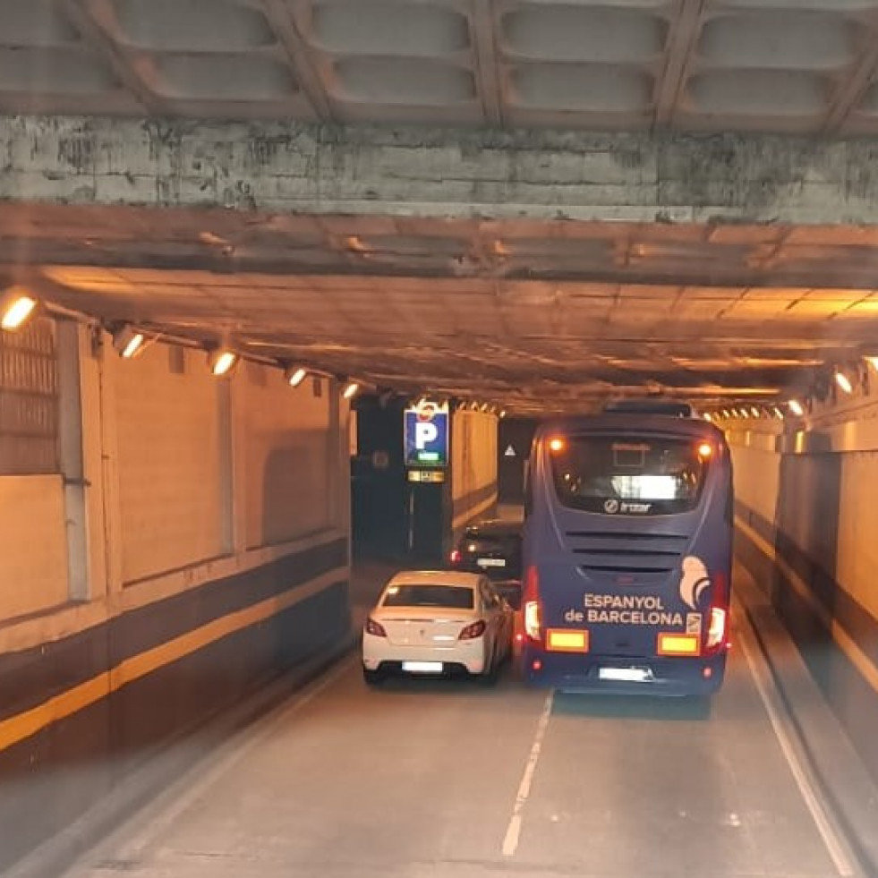 El autobús del RCD Espanyol se queda atascado en el túnel de la Plaza de Pontevedra