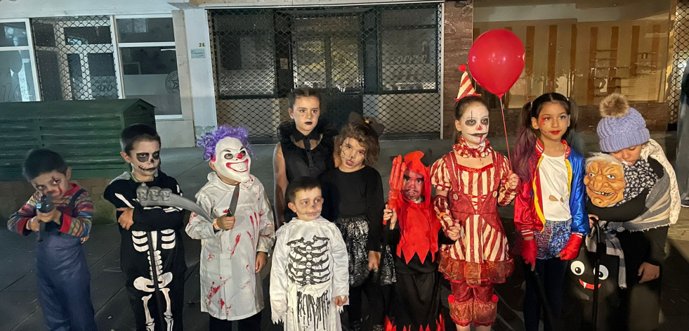 Una iniciativa vecinal convierte A Barcala, en Cambre, en un escenario de terror por Halloween