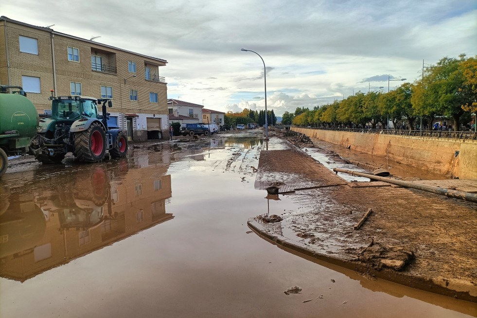 Un tractor colabora en la limpieza de las calles, a 1 de noviembre de 2024, en Utiel,