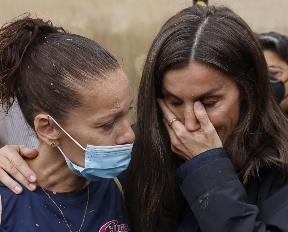 PAIPORTA (VALENCIA), 03/11/2024.- La reina Letizia, emocionada durante su visita a Paiporta este domingo. Gritos de 'fuera', así como lanzamiento de barro, están recibiendo a la comitiva de los reye