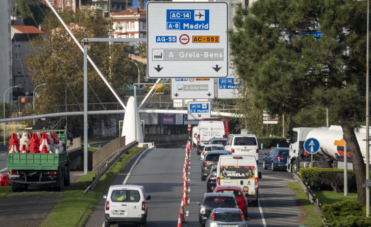 Atascos por el corte de tráfico en la avenida de San Cristóbal a la altura de Alfonso Molina