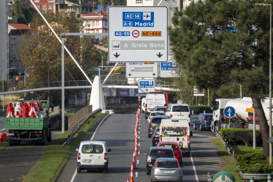 Atascos por el corte de tráfico en la avenida de San Cristóbal a la altura de Alfonso Molina