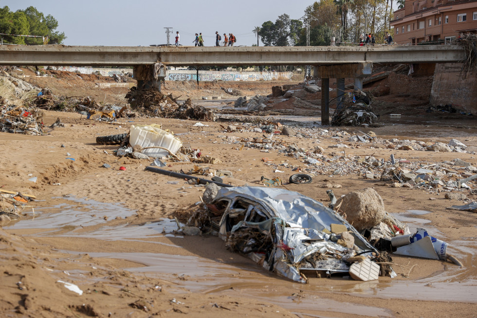 PAIPORTA (VALENCIA), 04/11/2024.- Restos de vehículos arrastrados por la corriente en el barranco del Poyo en Paiporta, Valencia, este lunes. La provincia de Valencia intenta retomar la actividad lab