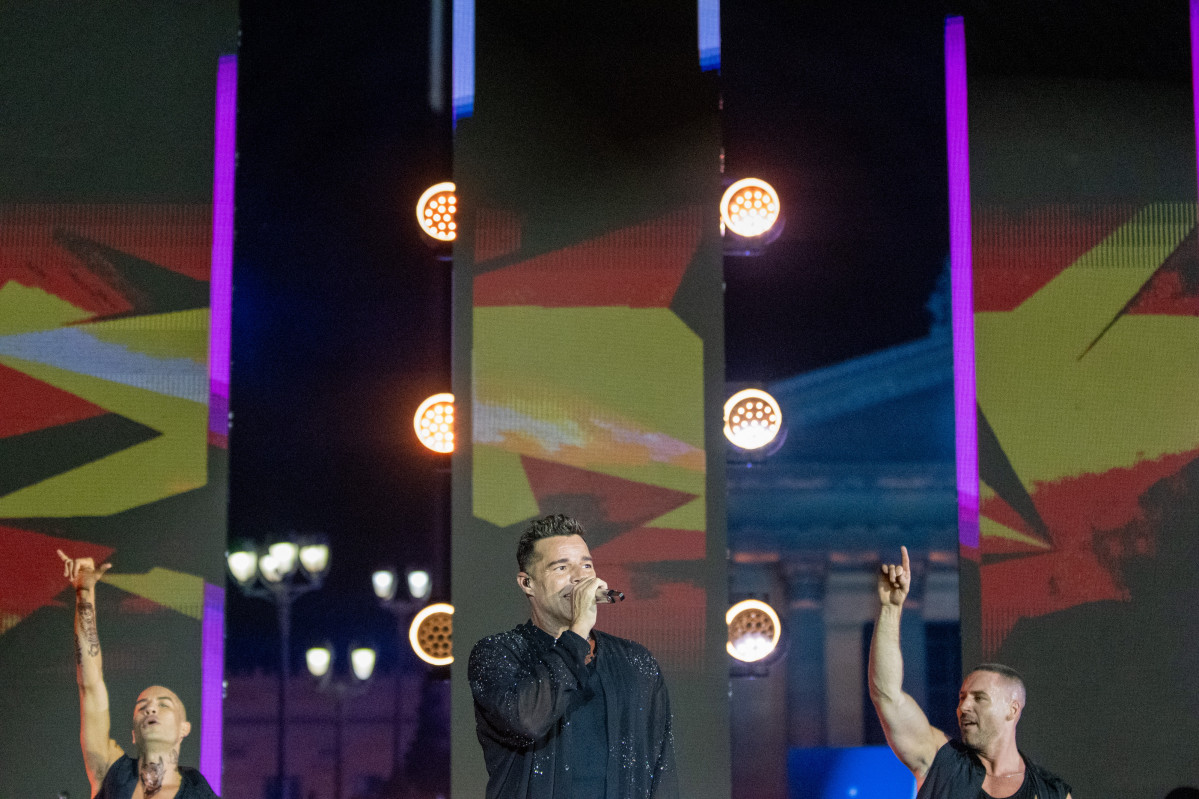 Philadelphia (United States), 04/11/2024.- Ricky Martin performs with his band at a campaign rally for Democratic presidential nominee Vice President Kamala Harris outside the Philadelphia Museum of Art, in Philadelphia, Pennsylvania, USA, 04 November 2024. US Vice President and Democratic Presidential Nominee Kamala Harris is holding an election eve concert and rally in Philadelphia. Election polls show that the presidential race between Harris and Republican nominee former President Donald Trump is extremely close. (Elecciones, Filadelfia) EFE/EPA/DAVID MUSE