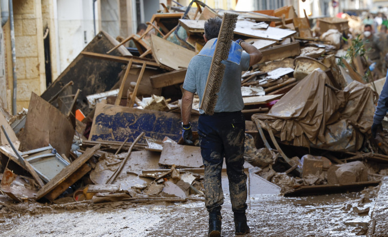 Arteixo ofrece a Valencia un equipo de emergencias, vehículos y bombas de achique