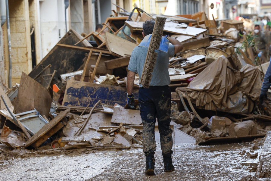 Arteixo ofrece a Valencia un equipo de emergencias, vehículos y bombas de achique