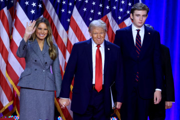 West Palm Beach (United States), 06/11/2024.- Republican presidential candidate Donald J. Trump, joined by his wife Melania Trump and their son Barron Trump, looks on after addressing supporters at th