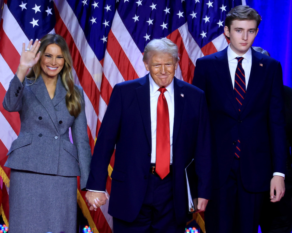 West Palm Beach (United States), 06/11/2024.- Republican presidential candidate Donald J. Trump, joined by his wife Melania Trump and their son Barron Trump, looks on after addressing supporters at th