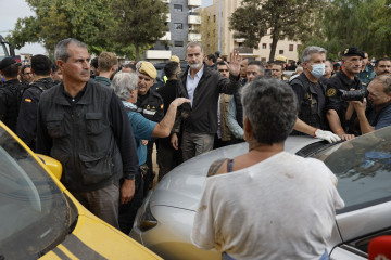 PAIPORTA (VALENCIA), 03/11/2024.- El rey Felipe, durante su visita a Paiporta este domingo. Gritos de 'fuera', así como lanzamiento de barro, están recibiendo a la comitiva de los reyes de España, 