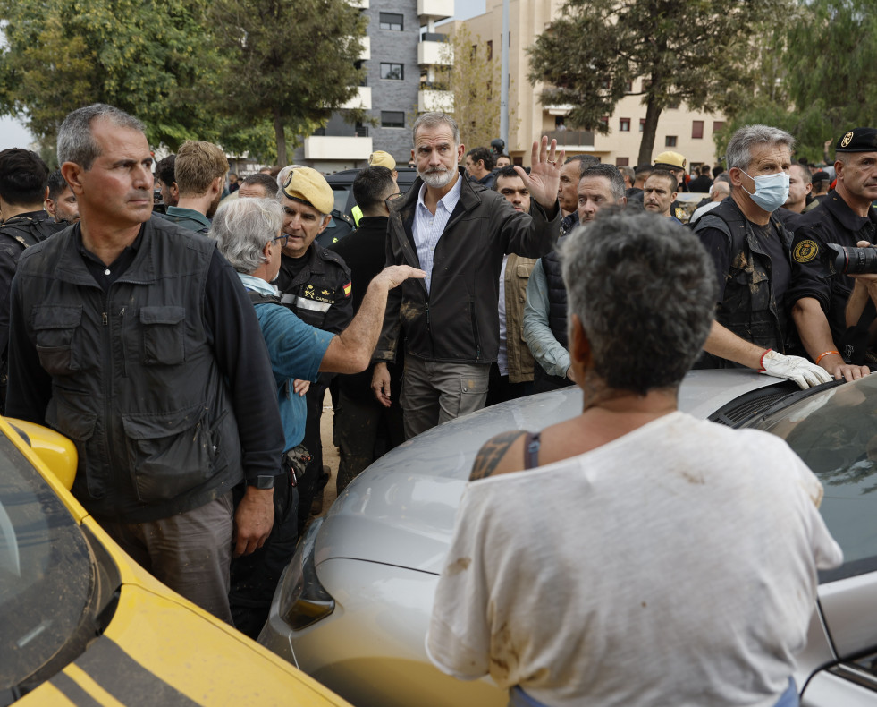 PAIPORTA (VALENCIA), 03/11/2024.- El rey Felipe, durante su visita a Paiporta este domingo. Gritos de 'fuera', así como lanzamiento de barro, están recibiendo a la comitiva de los reyes de España, 