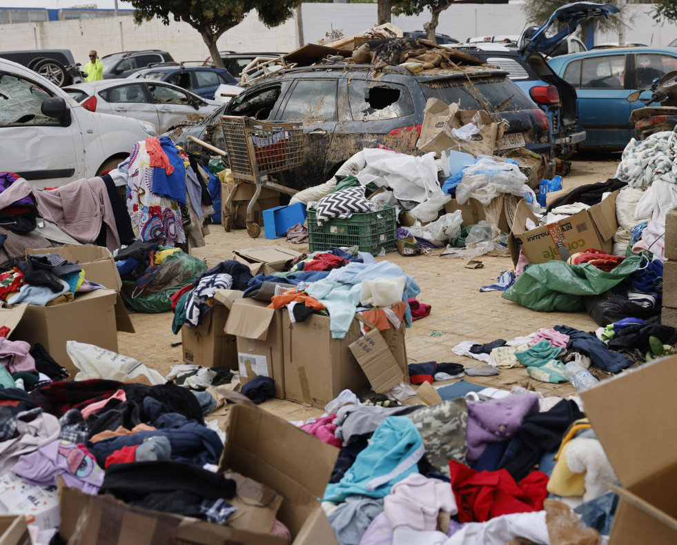 CATARROJA(VALENCIA), 06/11/2024.- Estado en el que se encuentran algunas zonas de la localidad de Catarroja, en Valencia, este miércoles. Voluntarios, fuerzas de seguridad, bomberos, militares y veci