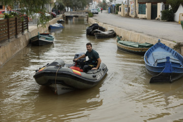 VALENCIA, 06/11/2024.- Miembros del Grupo Especial de Actividades Subacuáticas de la Guardia Civil buscan restos mortales en el embarcadero de El Palmar de la Albufera de Valencia este miércoles. Vo