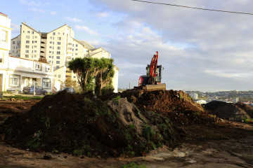 Una excavadora trabaja en la construcción del nuevo ramal entre las avenidas de A Sardiñeira y Arteixo  Patricia G. Fraga