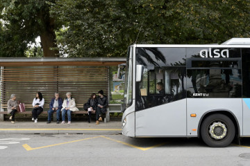 Uno de los autobuses metropolitanos, en Entrejardines, en A Coruña  J. Alborés