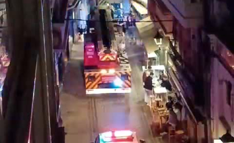 Los Bomberos de A Coruña acuden a la calle de la Barrera